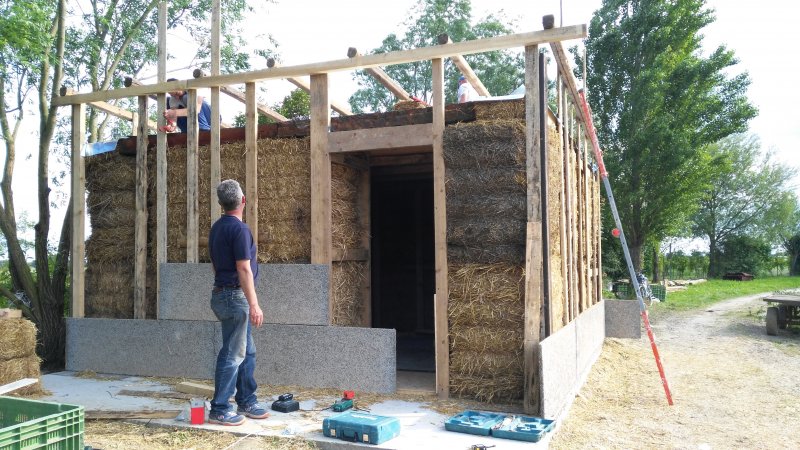 Houses made of straw bales, wood and earth